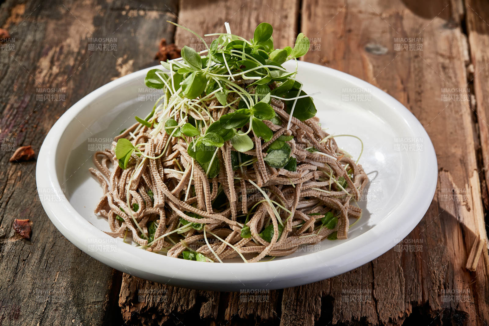 香椿苗凉拌烟熏黑豆腐丝