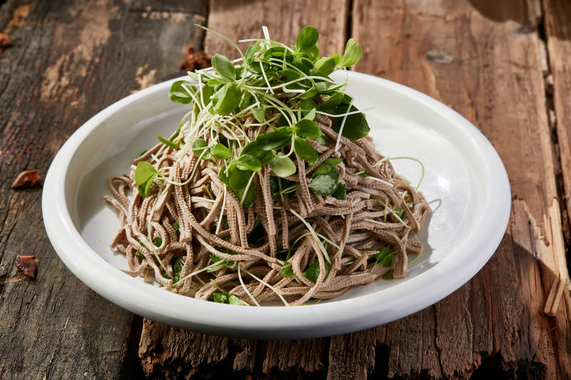 香椿苗凉拌烟熏黑豆腐丝