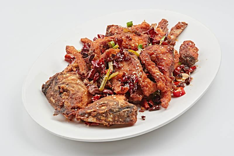 白色瓷盘装的香辣油炸大鲤鱼