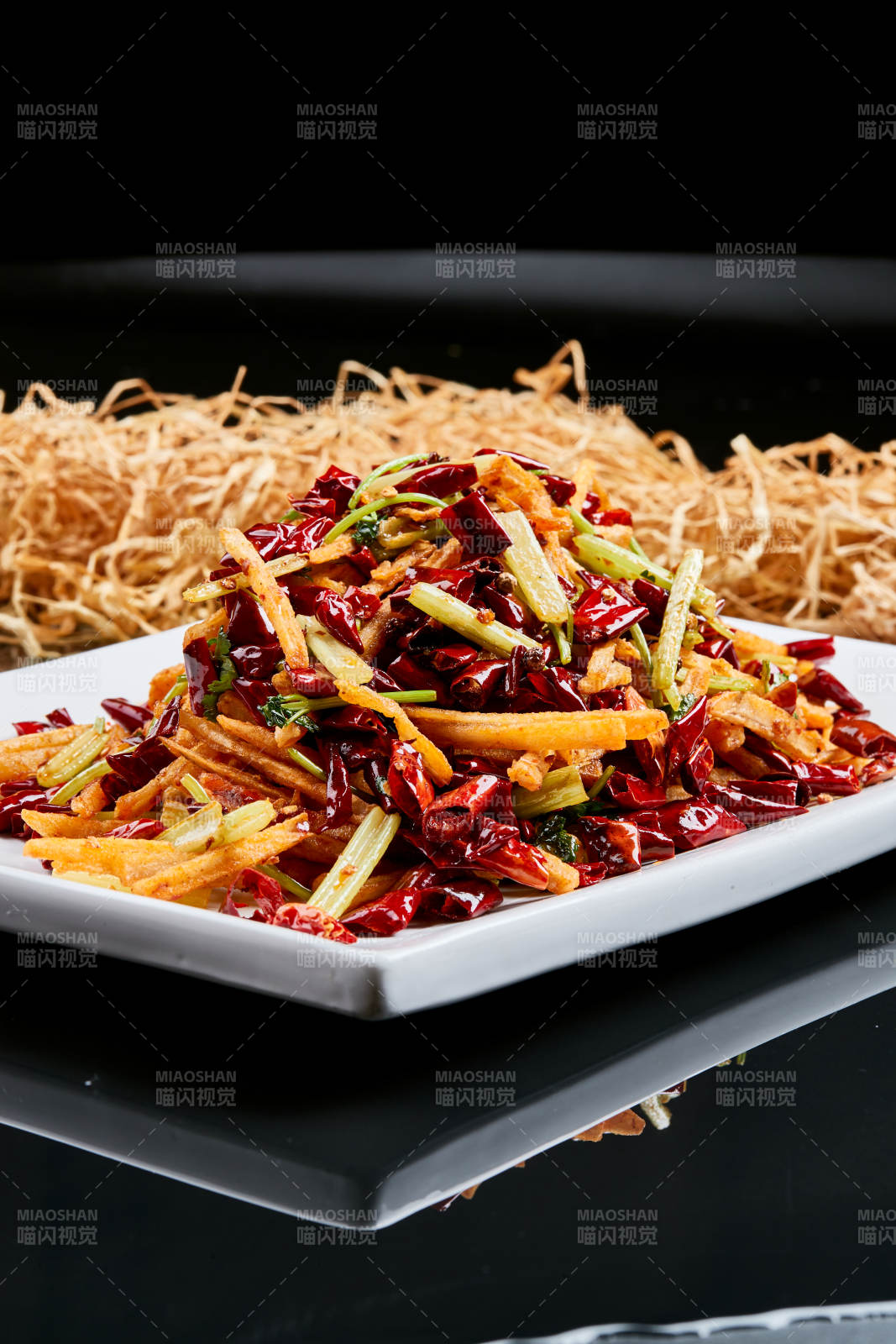 白色瓷盘装的的香辣西芹薯条鱿鱼身-摄影图