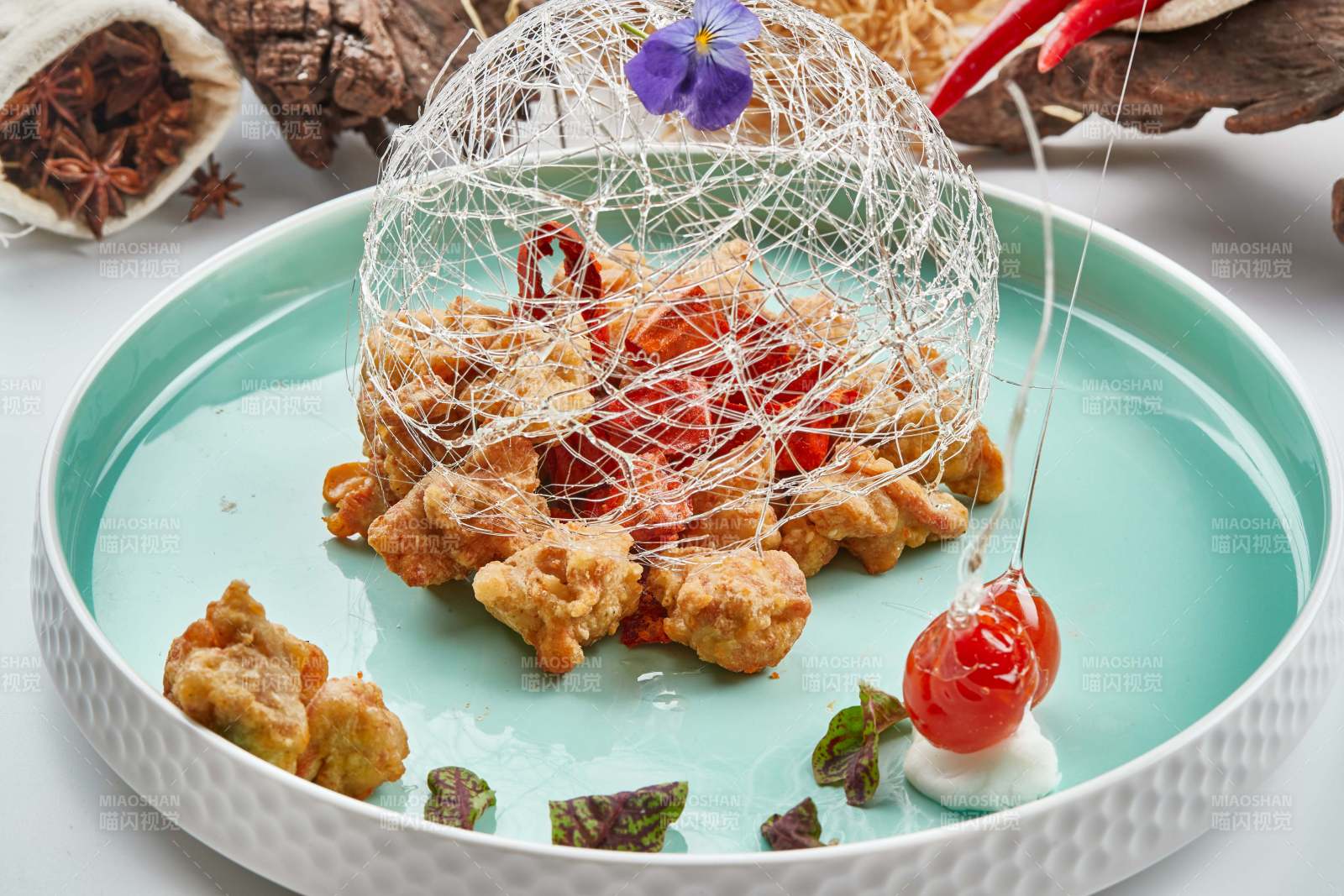 青釉瓷盤裝的脆椒咸鮮炸雞塊