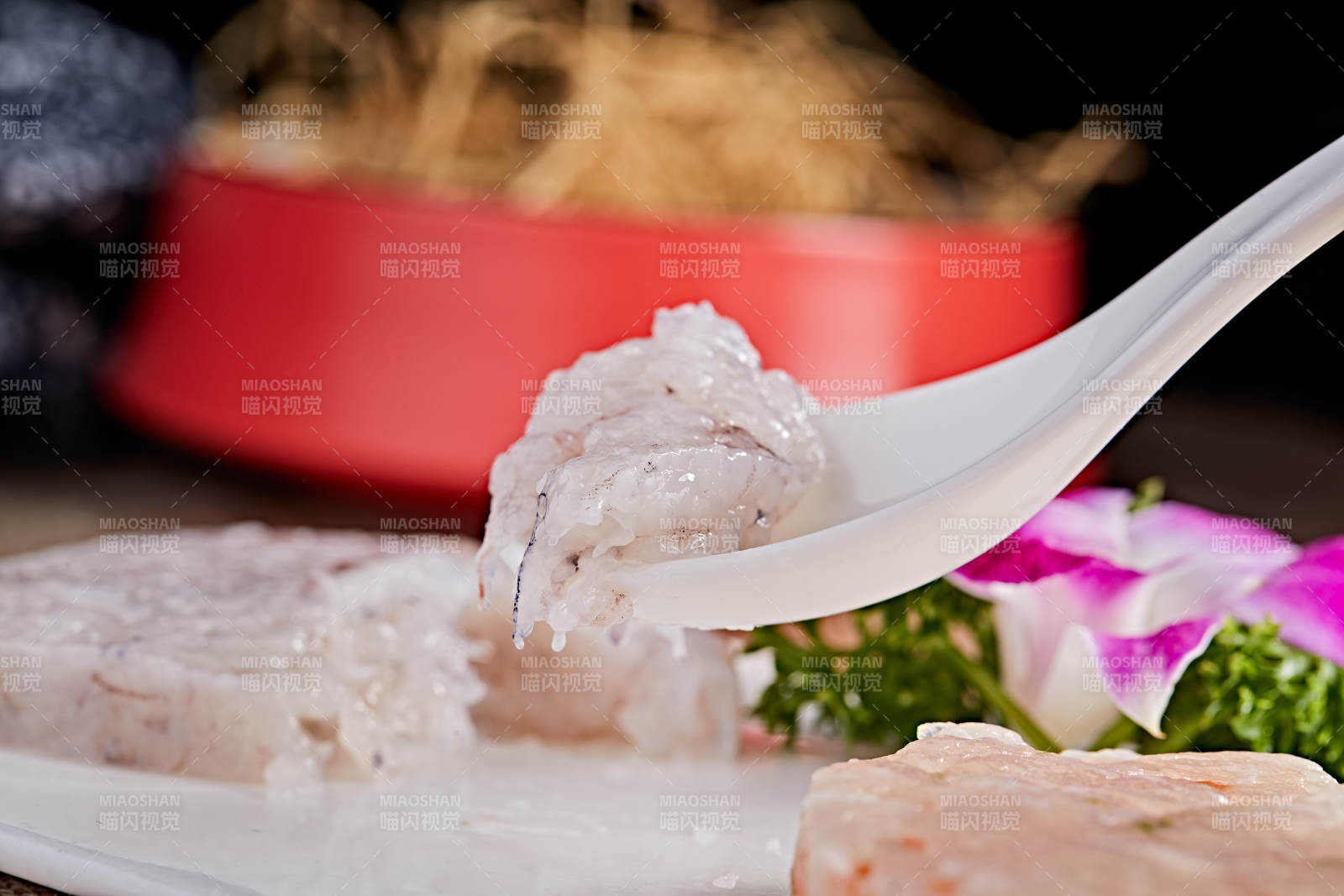 白色瓷盘装的双色鱼虾滑