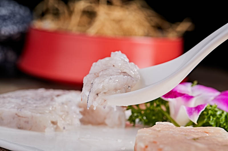 白色瓷盘装的双色鱼虾滑