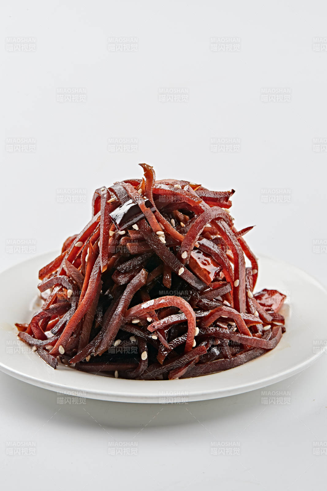 白色瓷盤裝的老北京醬咸菜絲