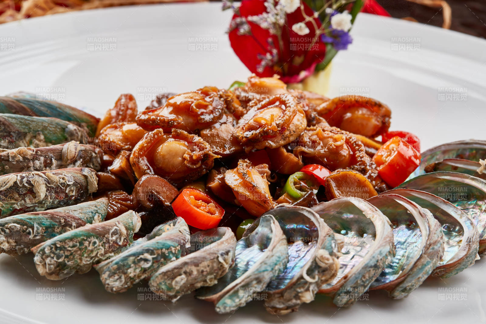 白色瓷盘装的XO酱爆鲜鲍鱼-摄影图