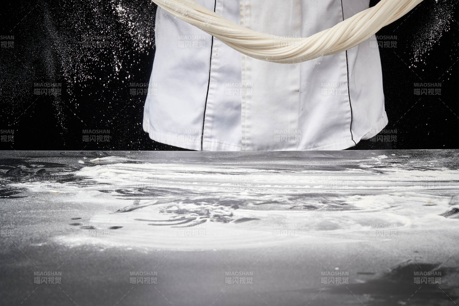 技艺精湛的拉面师在展示拉面制作-摄影图