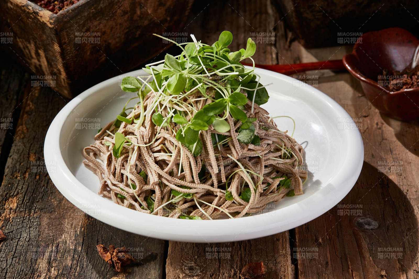 香椿苗凉拌烟熏黑豆腐丝