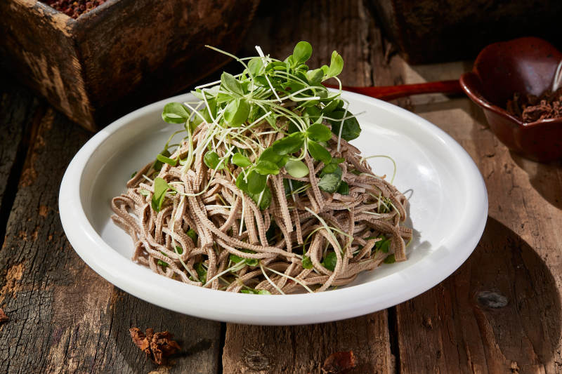 香椿苗凉拌烟熏黑豆腐丝