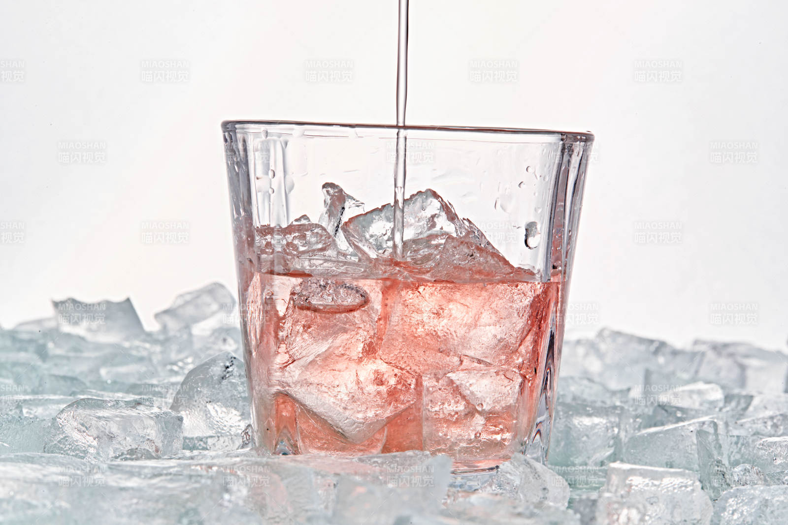 布滿冰塊的酒杯中的清涼桃子味預調酒