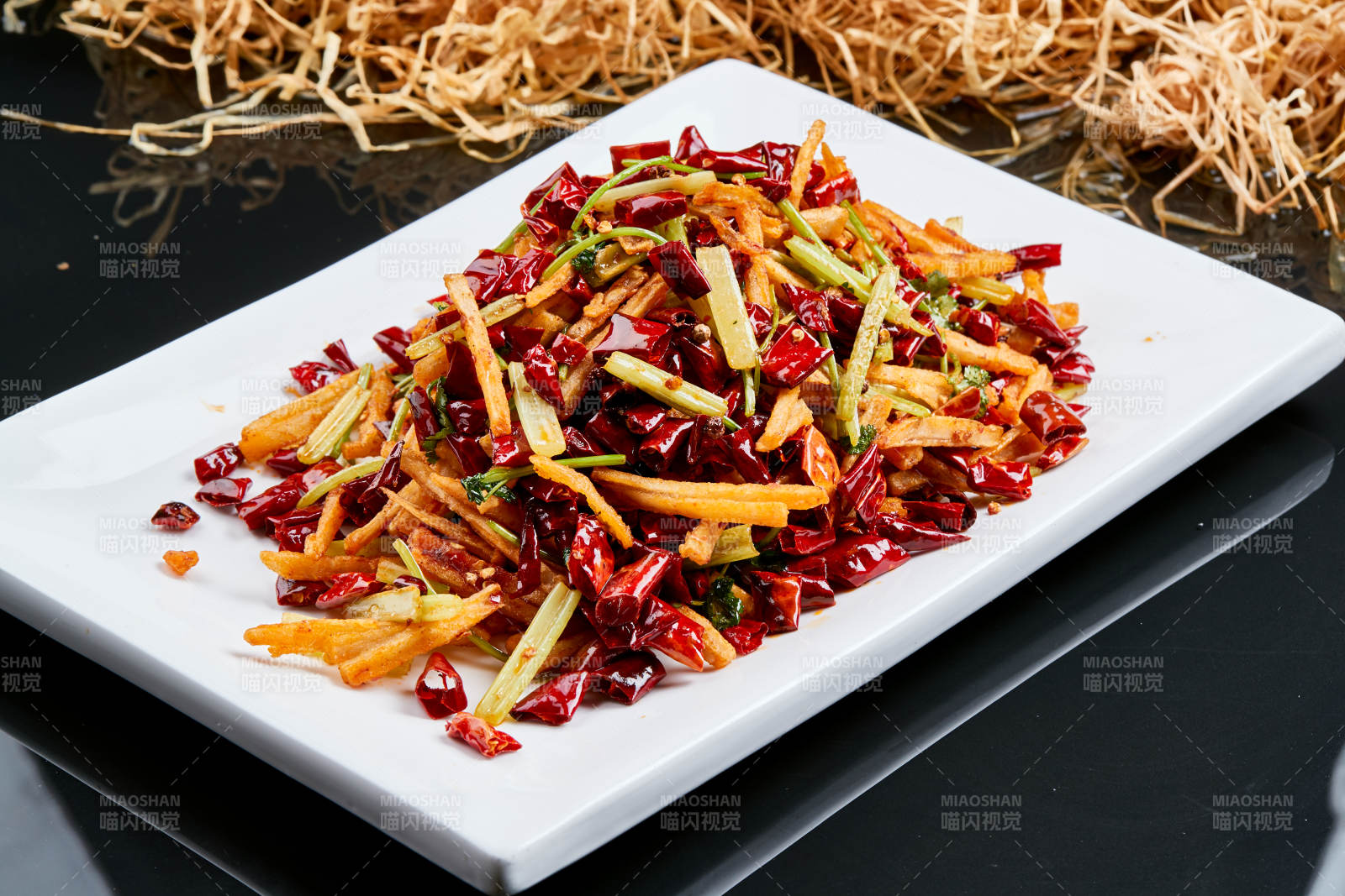 白色瓷盘装的的香辣西芹薯条鱿鱼身-摄影图