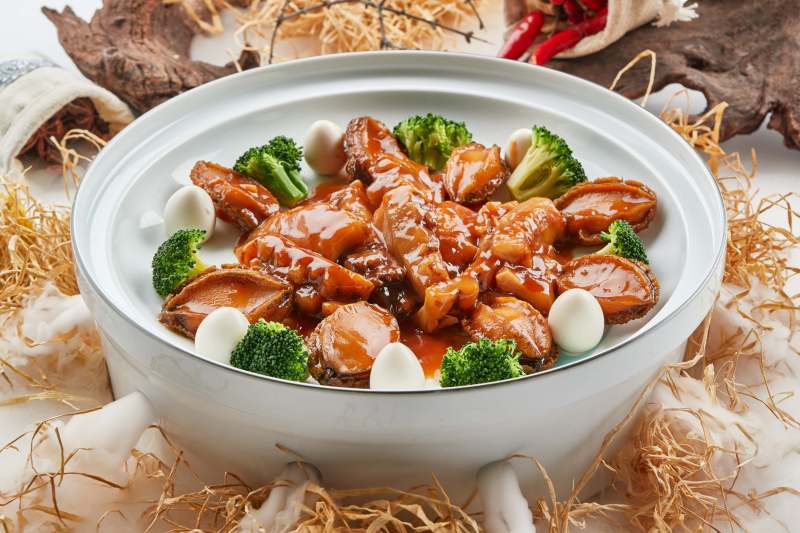 精美餐具装的浇汁鲜鲍鱼烧梅花参