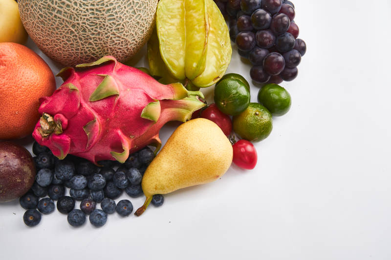 白色背景上摆放的生鲜混合水果