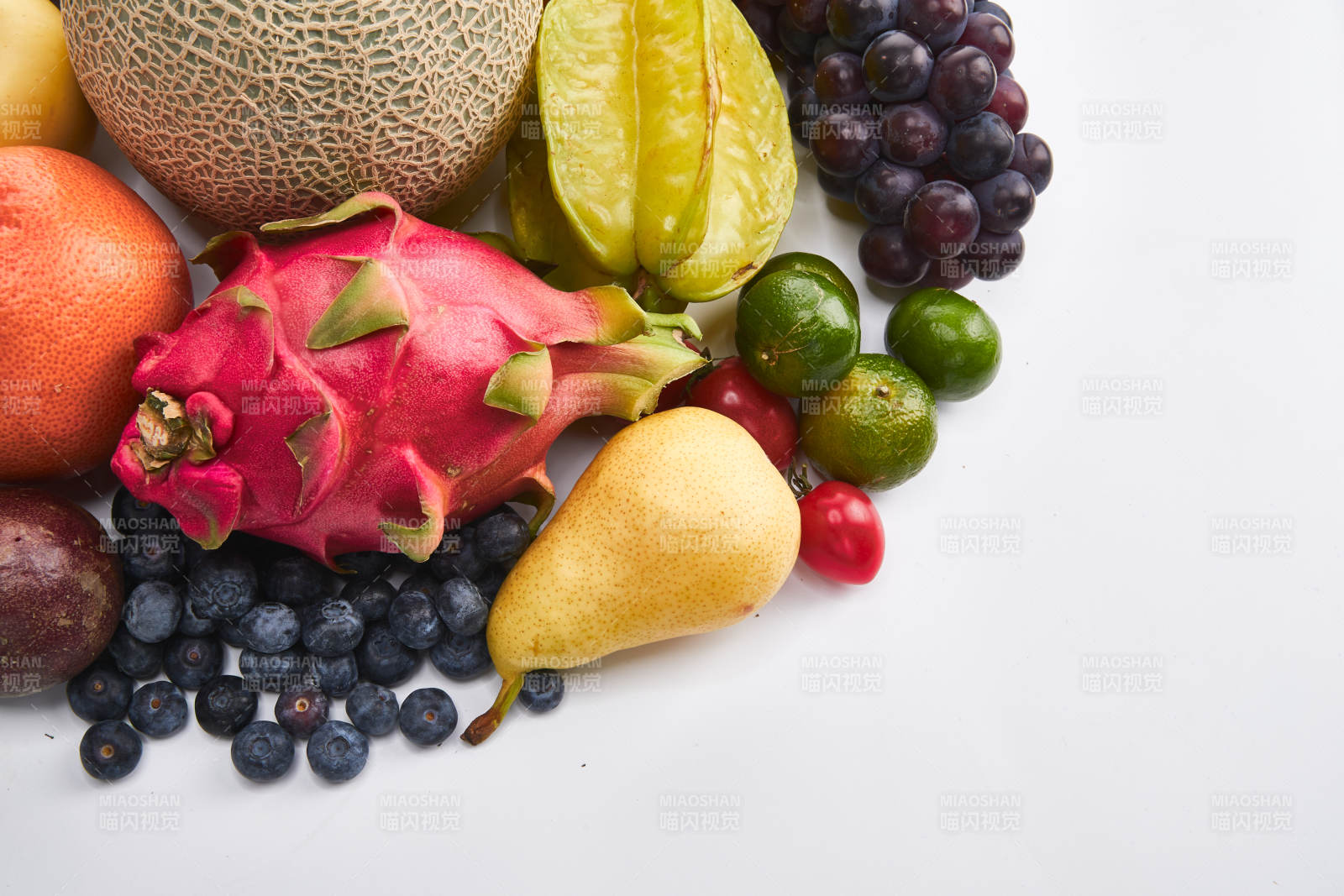 白色背景上擺放的生鮮混合水果