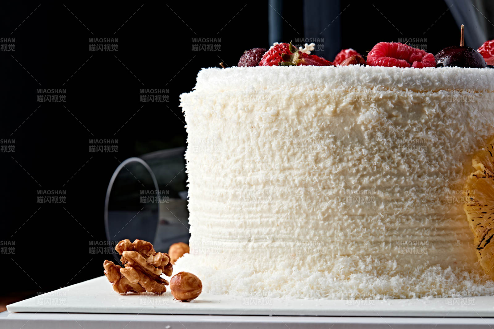 鲜水果椰蓉雪花生日蛋糕-摄影图