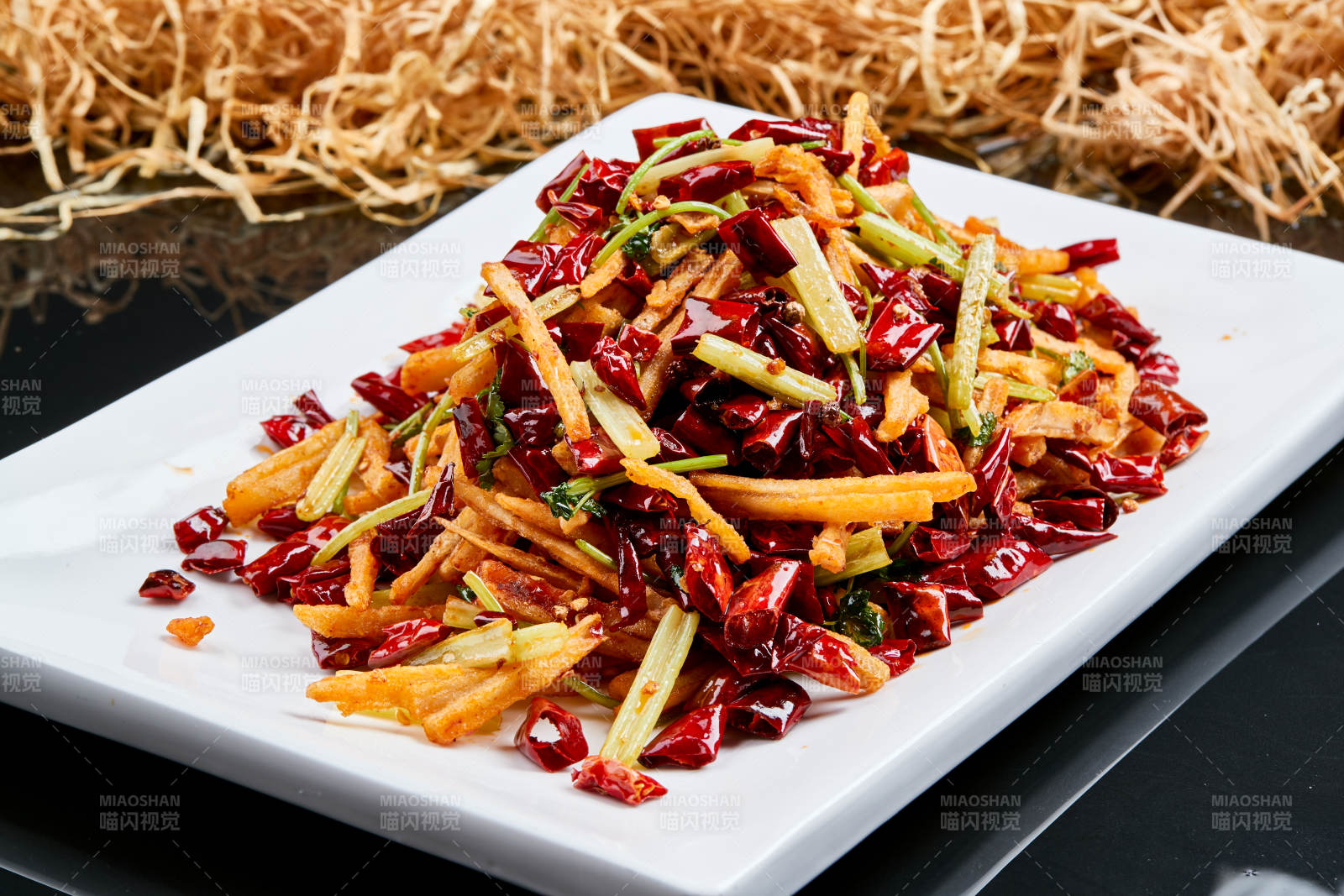 白色瓷盘装的的香辣西芹薯条鱿鱼身-摄影图