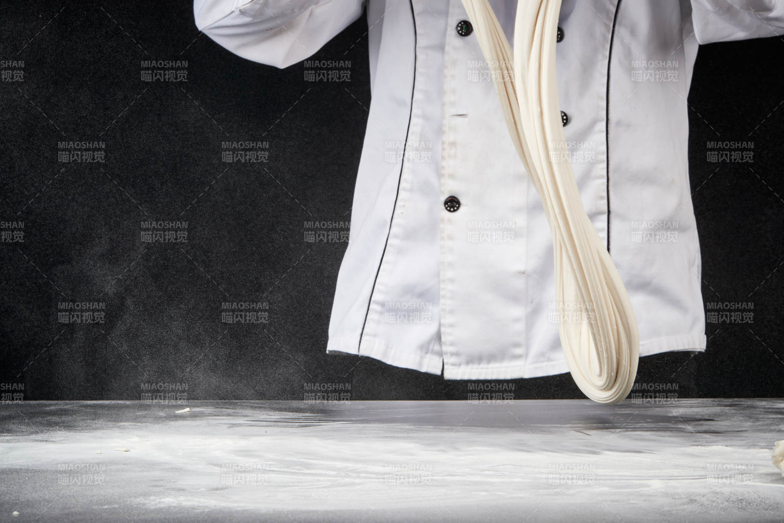 技艺精湛的拉面师在展示拉面制作-摄影图