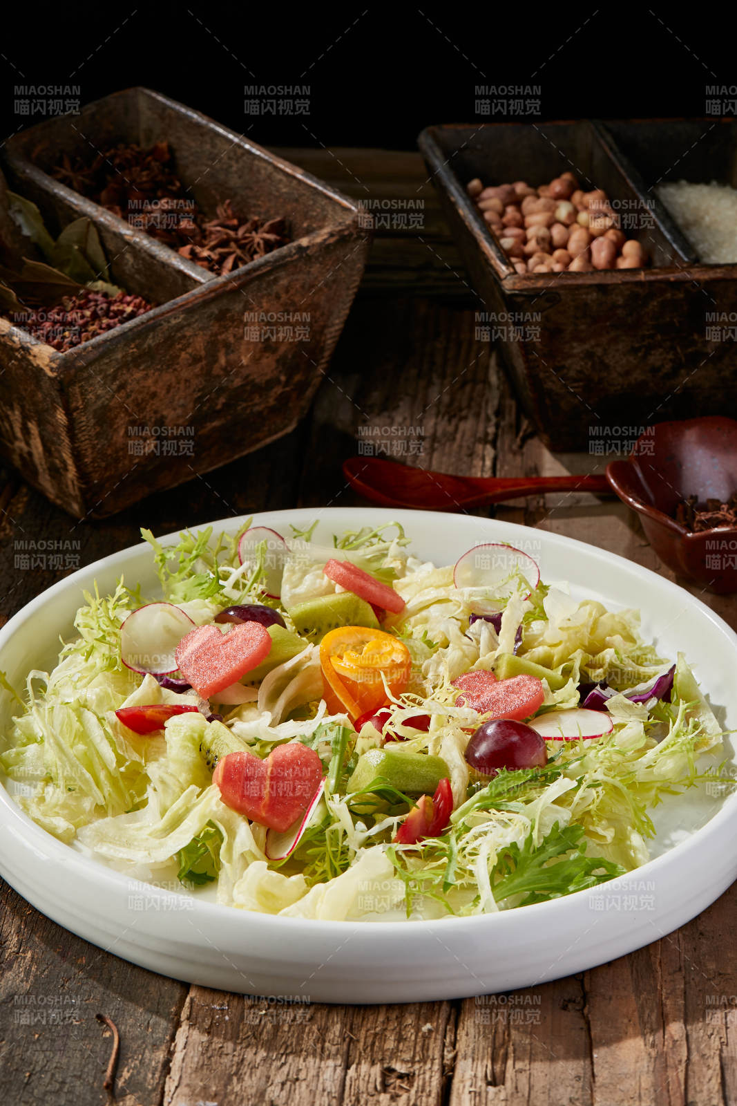 白色圓瓷盤裝的芙蓉富貴拌時蔬