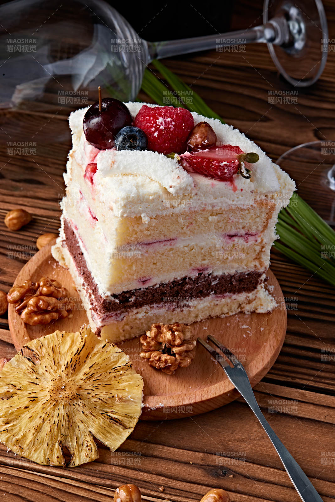 鲜水果椰蓉雪花生日蛋糕-摄影图