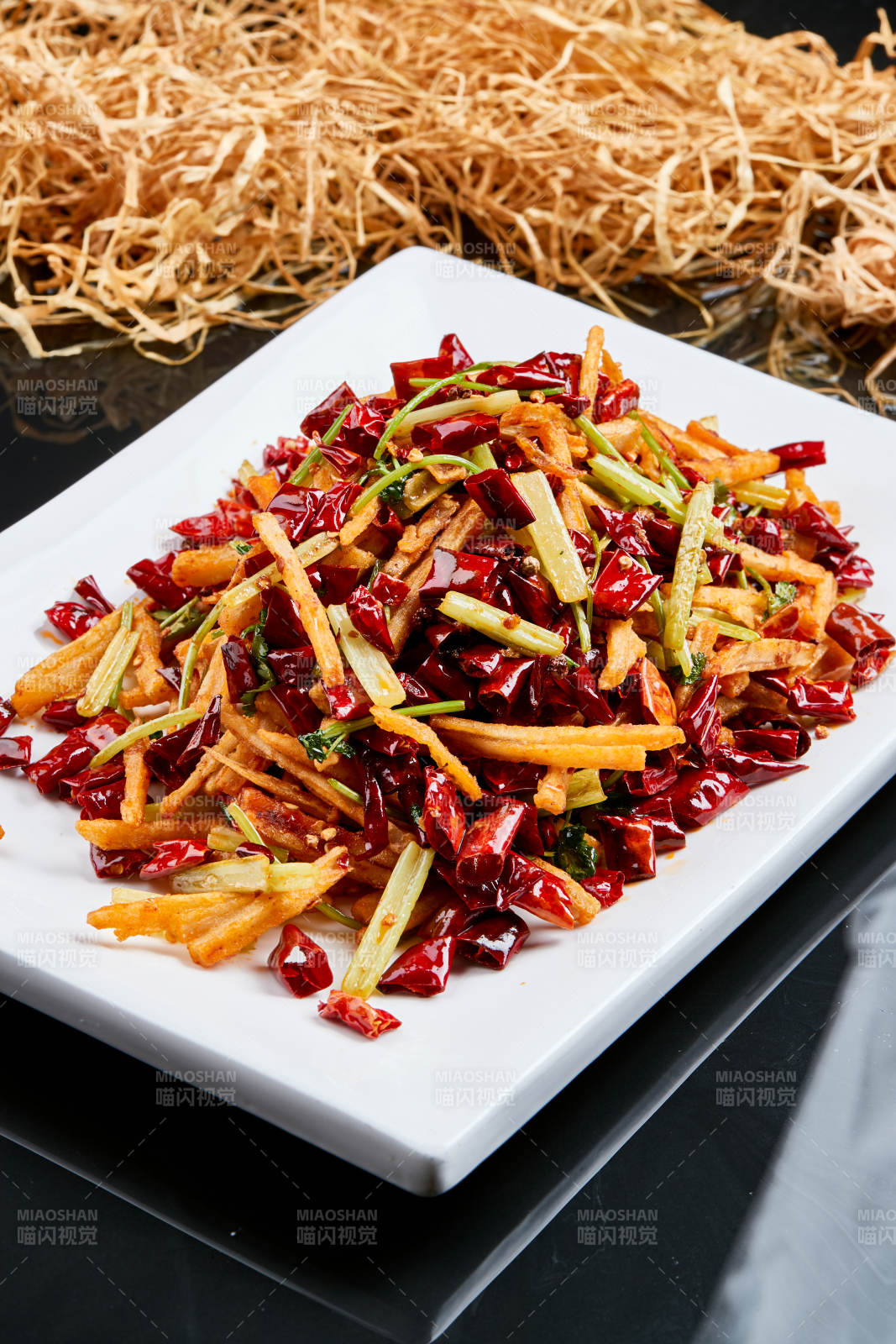 白色瓷盘装的的香辣西芹薯条鱿鱼身-摄影图