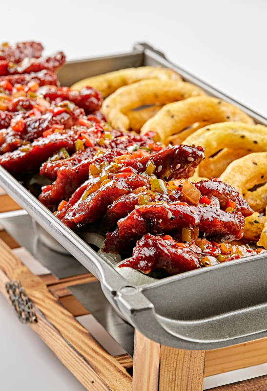 精美餐具装的锅仔干烧梅肉洋葱圈