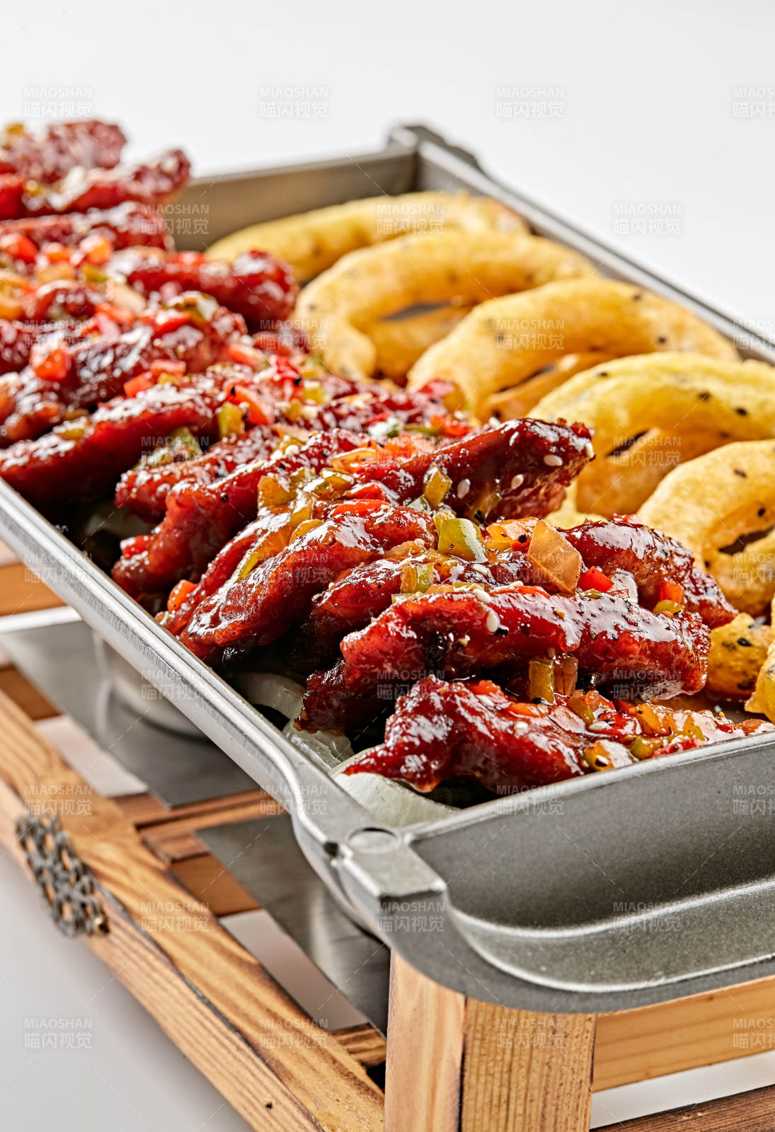 精美餐具装的锅仔干烧梅肉洋葱圈