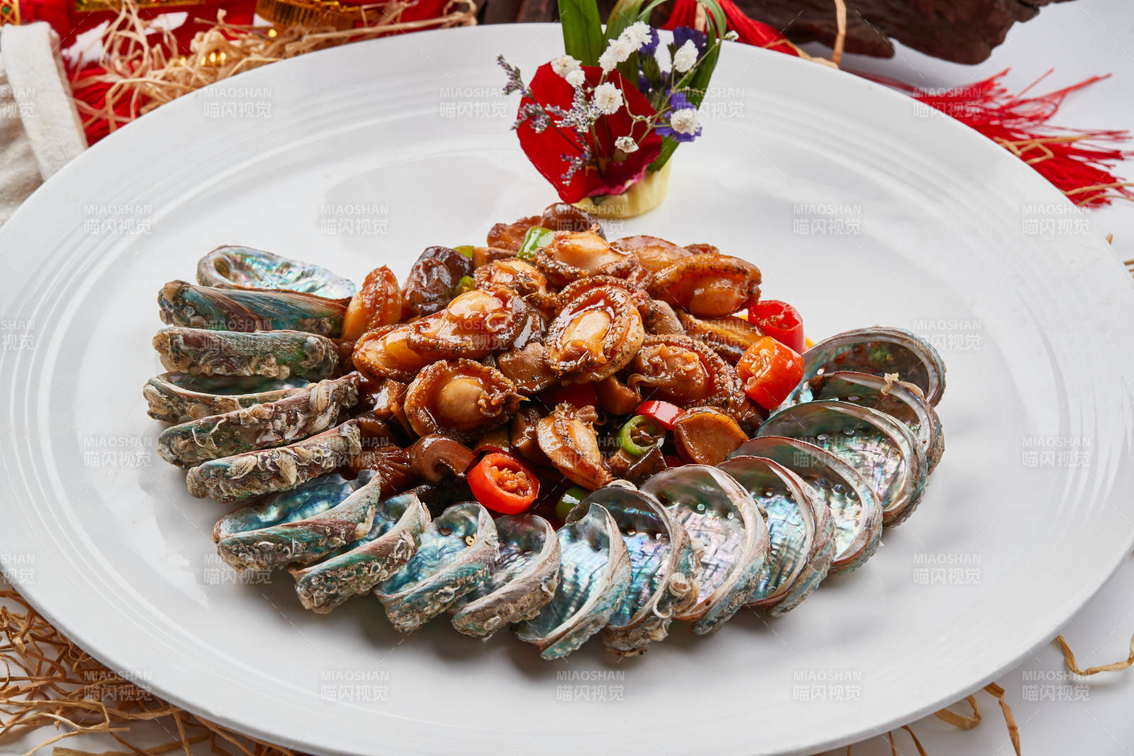 白色瓷盘装的XO酱爆鲜鲍鱼
