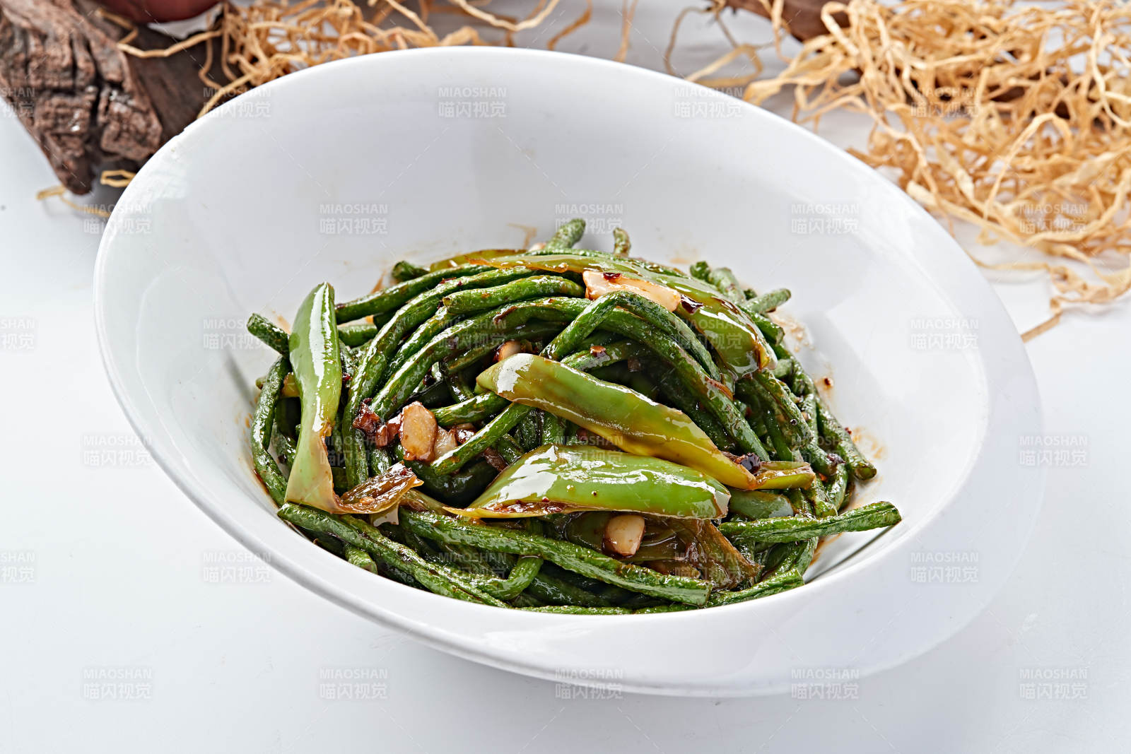 酱爆蒜香杭椒豇豆-摄影图