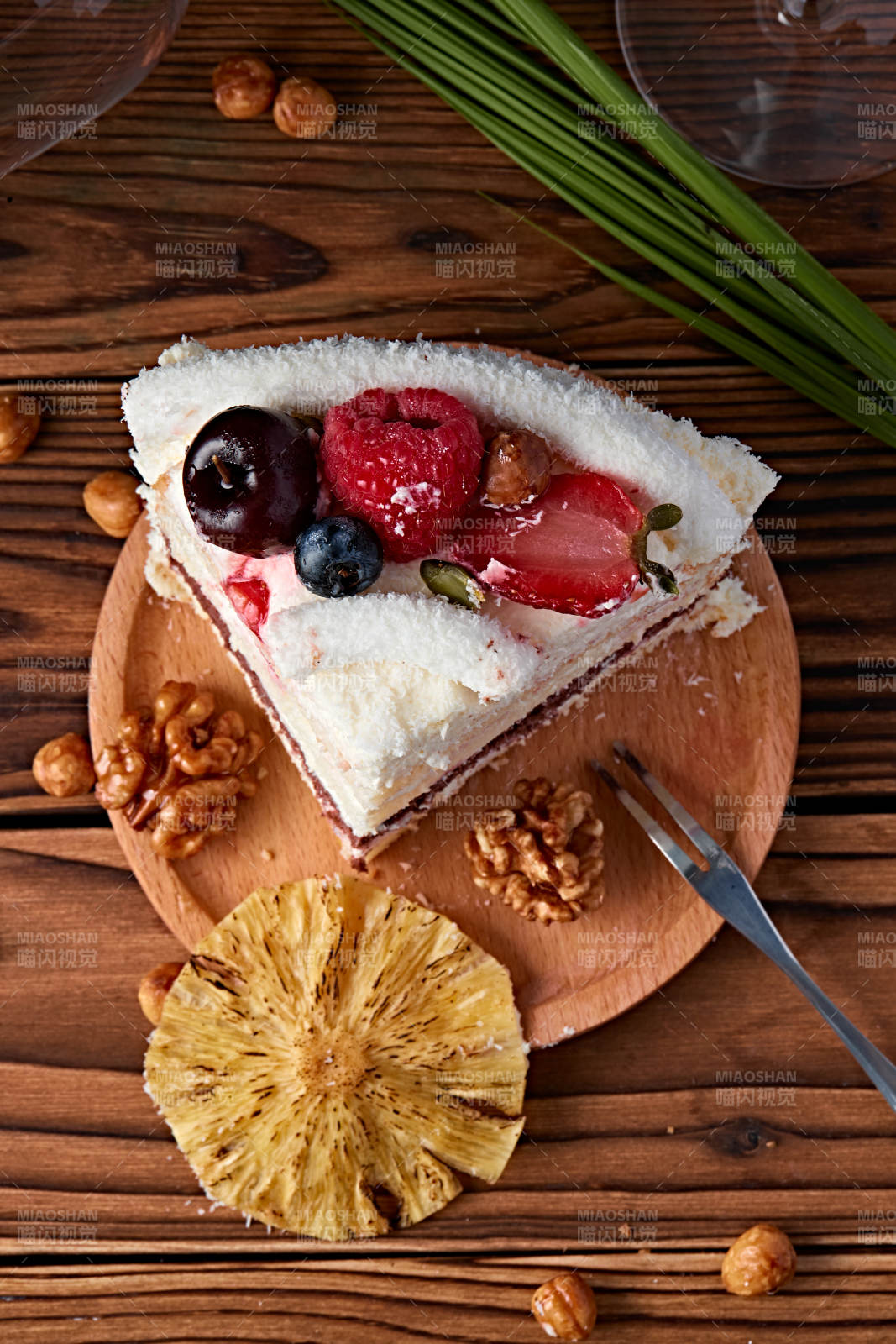 鲜水果椰蓉雪花生日蛋糕-摄影图