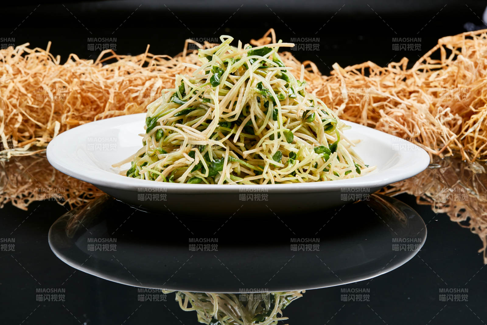 白色瓷盤裝的涼拌香椿黑豆苗