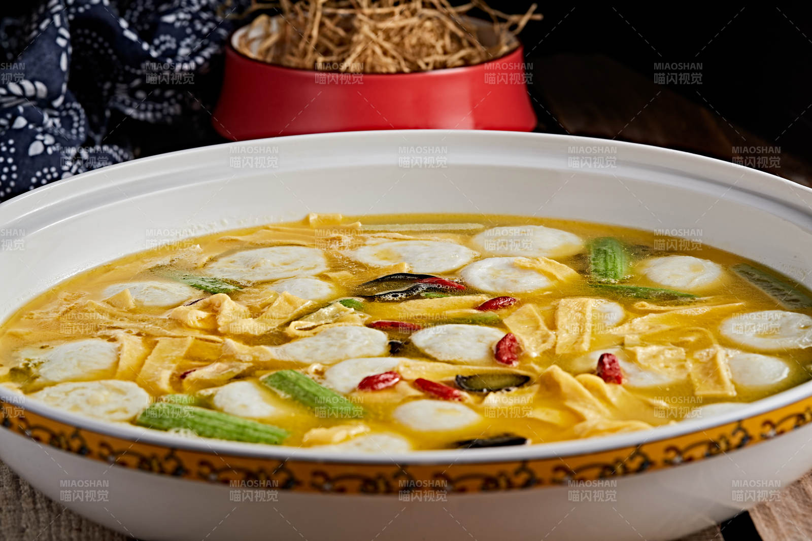 白色瓷盆装的浓汤墨鱼丸