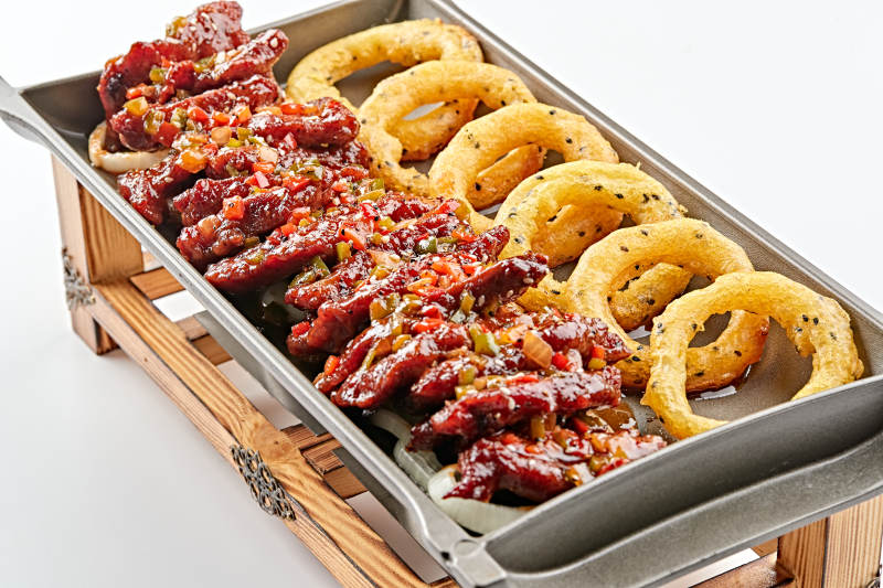 精美餐具装的锅仔干烧梅肉洋葱圈