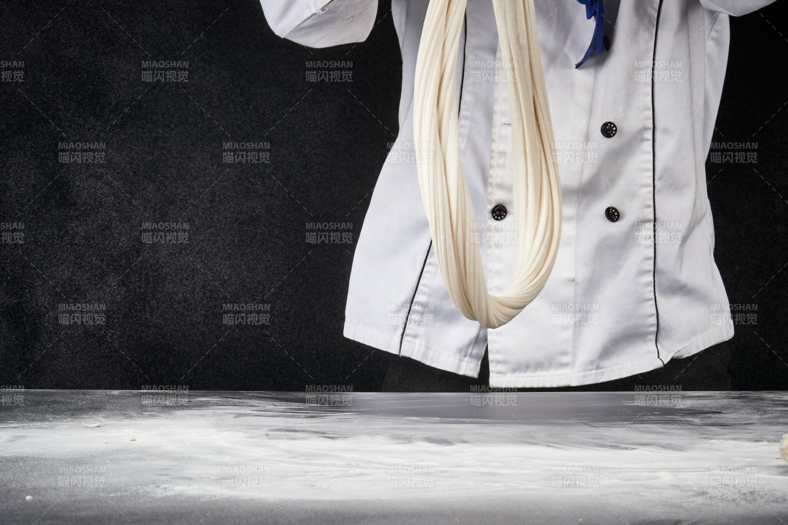 技艺精湛的拉面师在展示拉面制作-摄影图