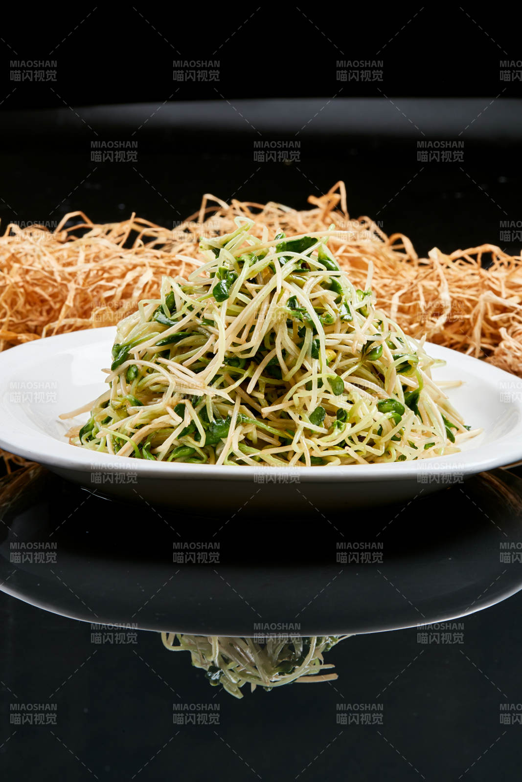 白色瓷盤裝的涼拌香椿黑豆苗