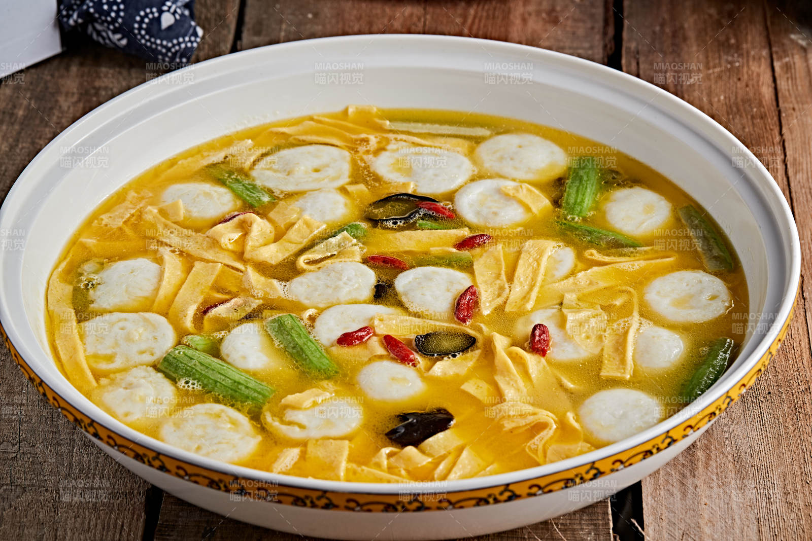 白色瓷盆装的浓汤墨鱼丸