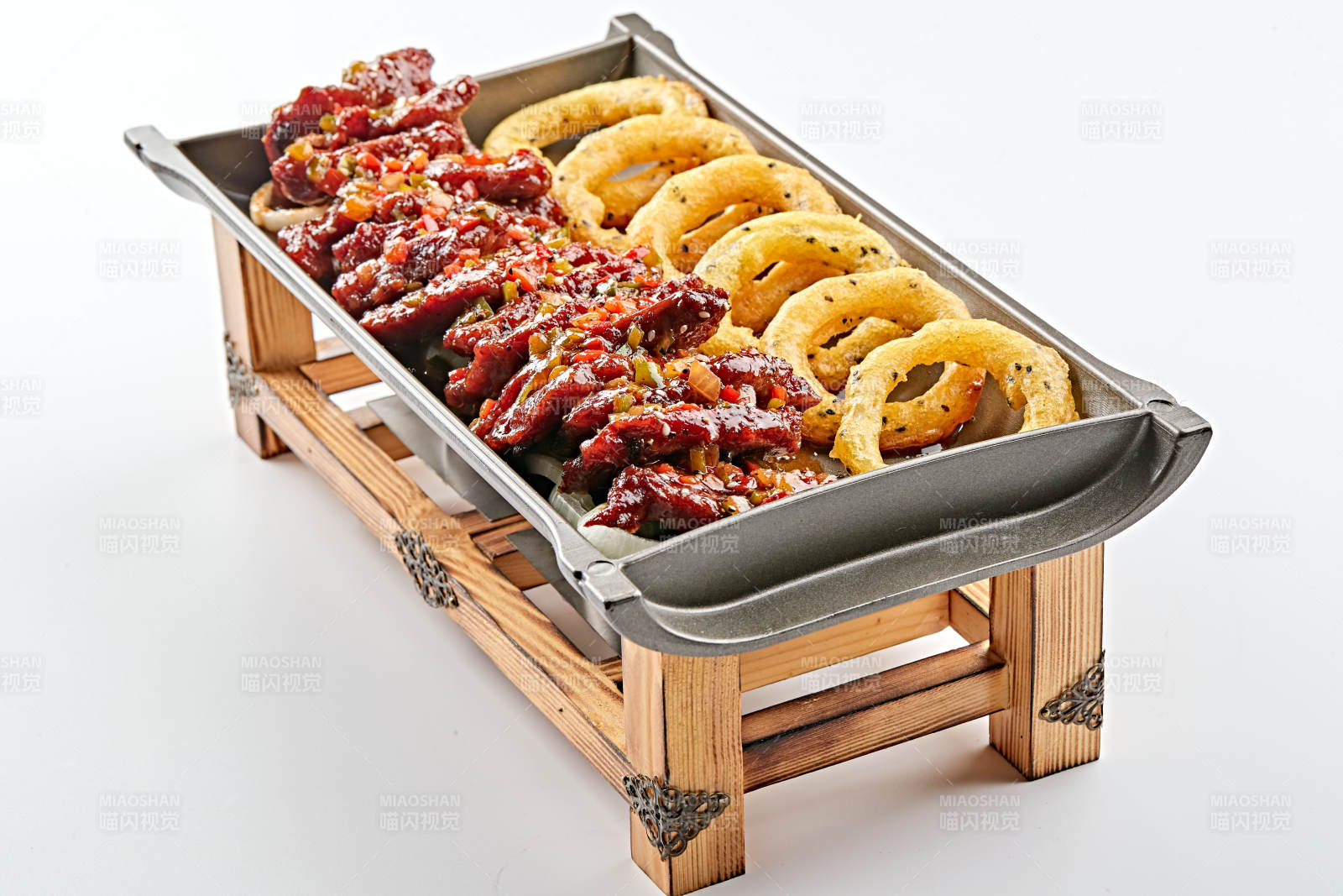 精美餐具装的锅仔干烧梅肉洋葱圈