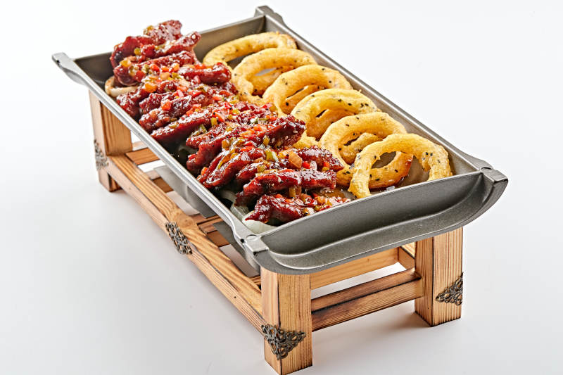 精美餐具装的锅仔干烧梅肉洋葱圈