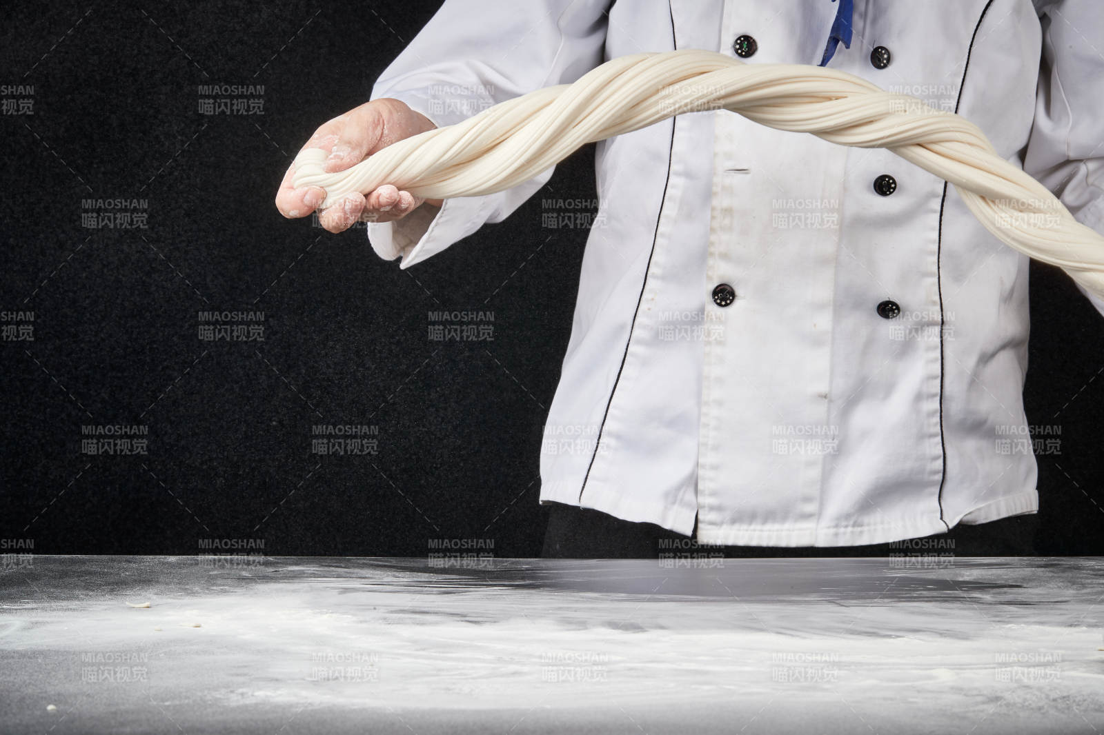 技艺精湛的拉面师在展示拉面制作-摄影图