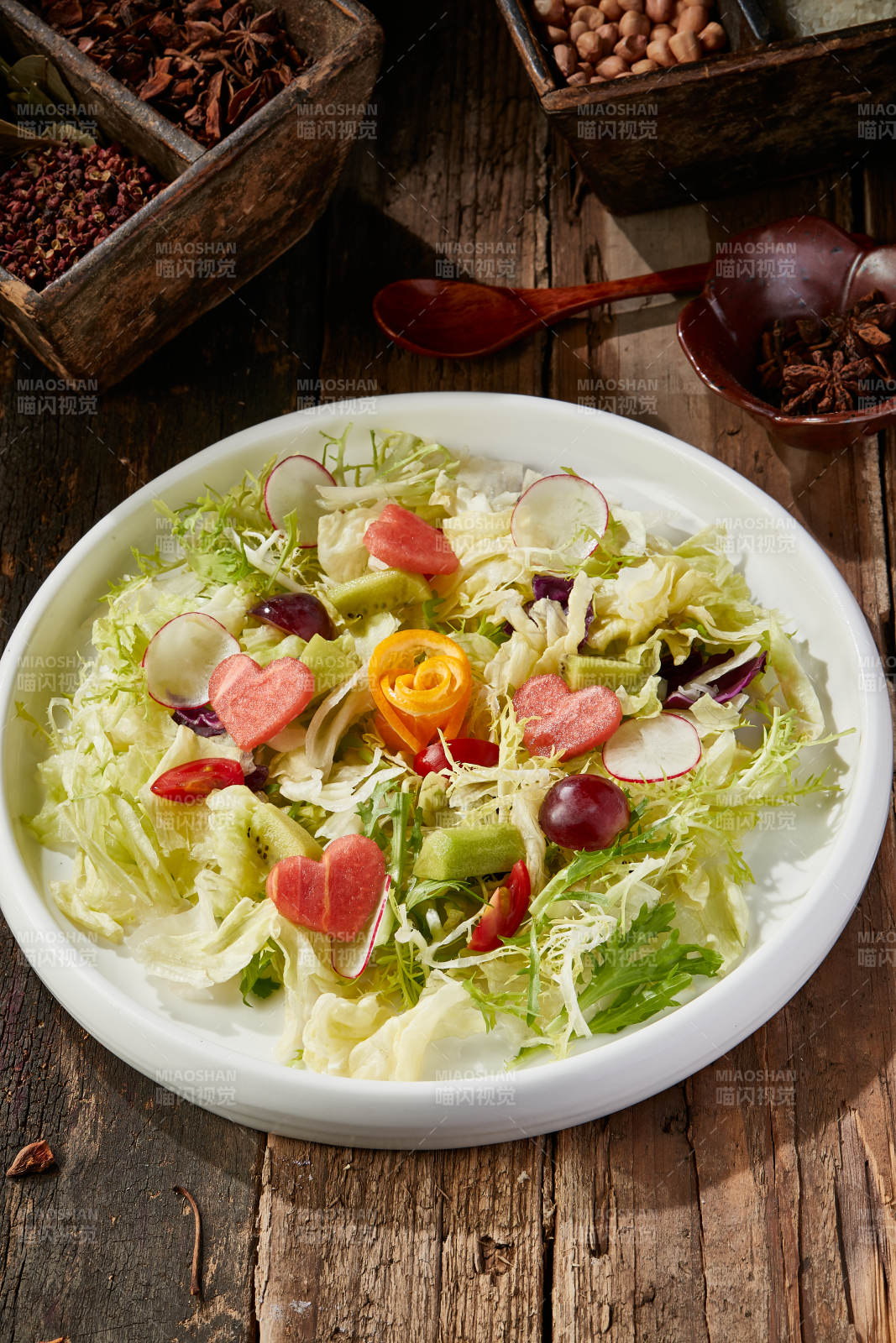 白色圓瓷盤裝的芙蓉富貴拌時蔬