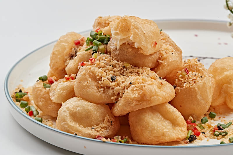 白色瓷盘装的油炸泡泡鱼