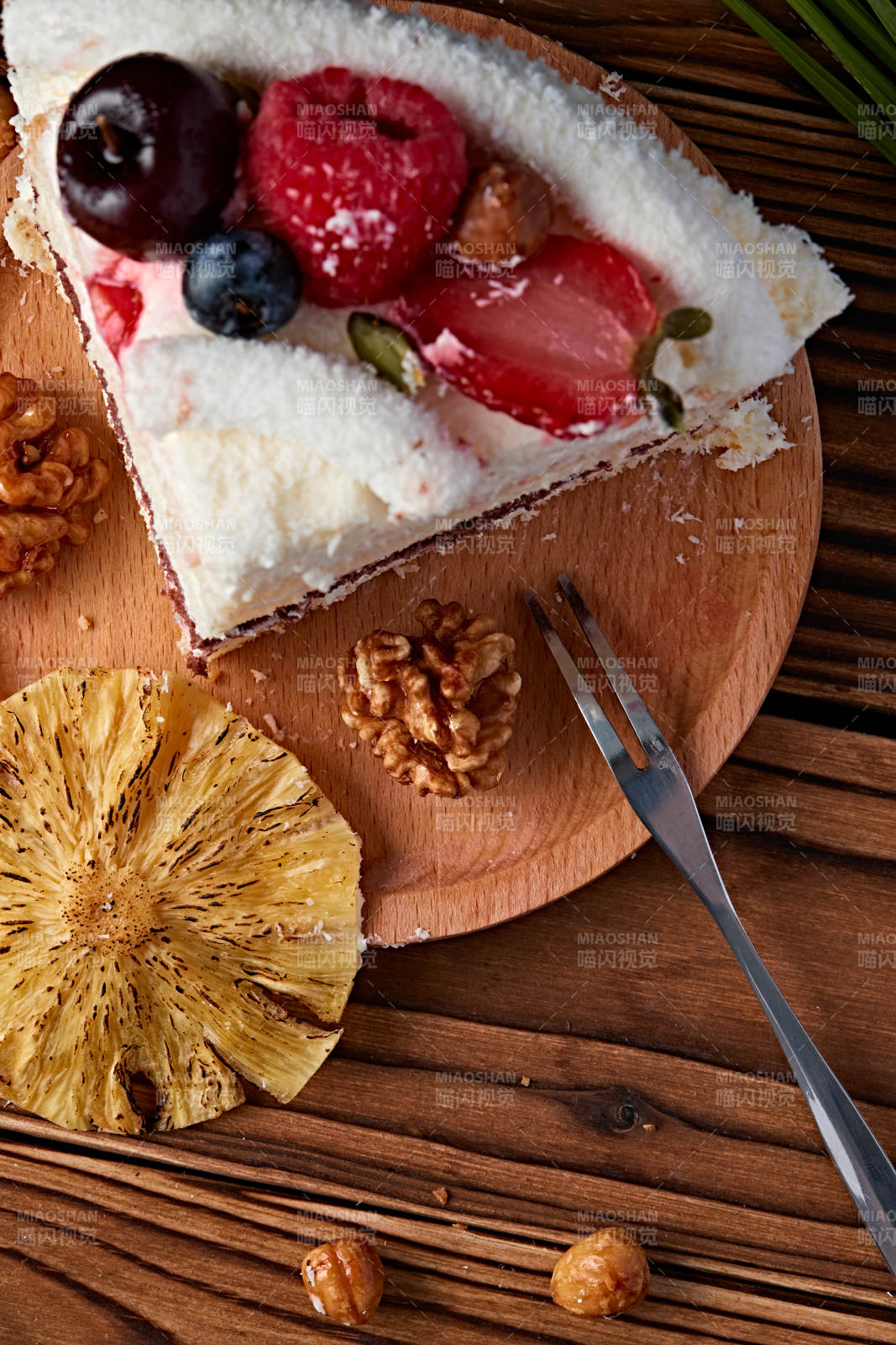 鲜水果椰蓉雪花生日蛋糕-摄影图