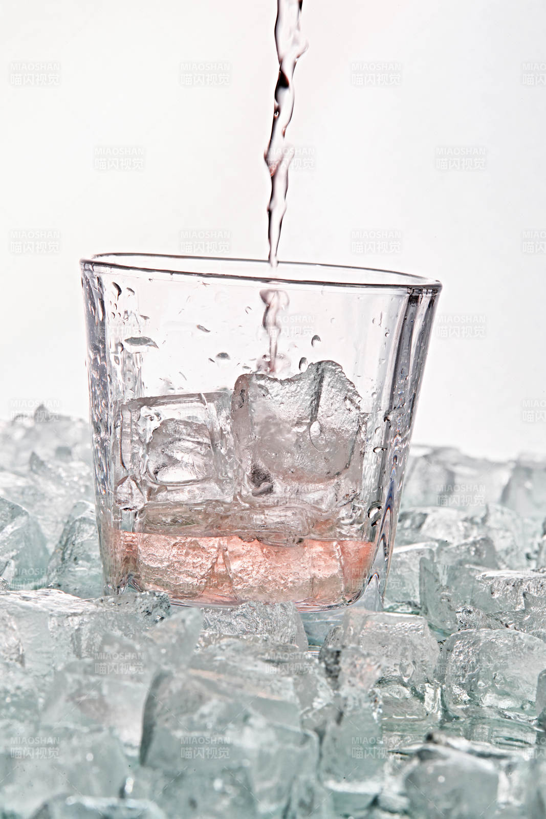 布满冰块的酒杯中的清凉桃子味预调酒