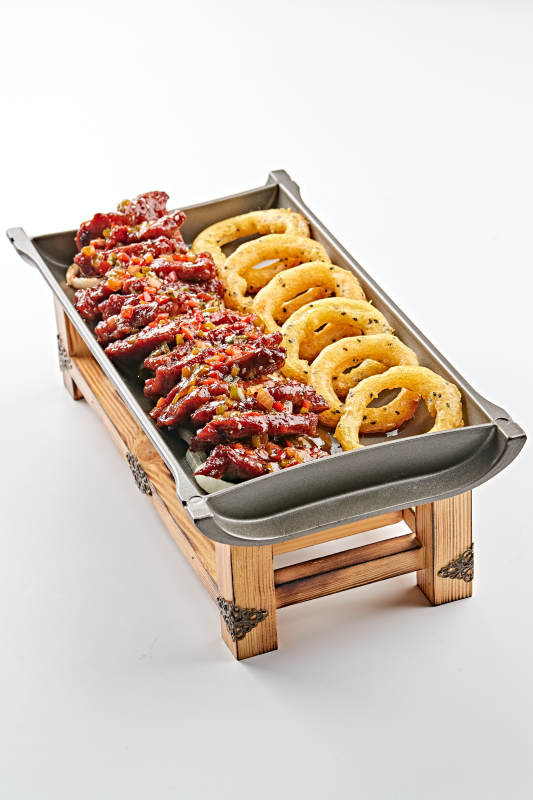 精美餐具装的锅仔干烧梅肉洋葱圈