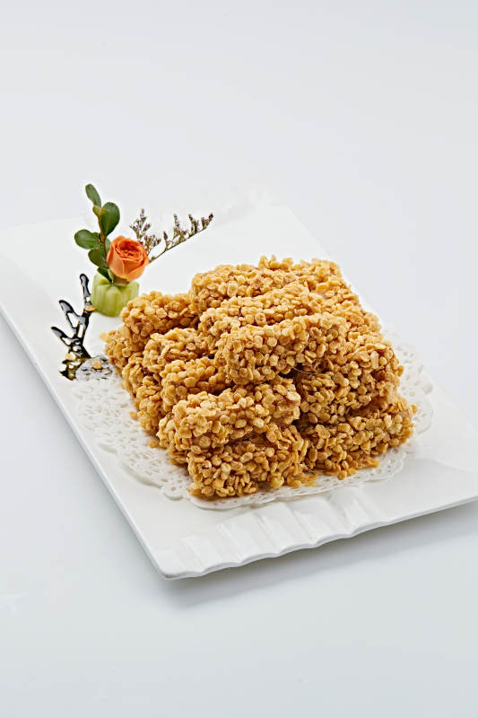 白色瓷盘装的的麦香油炸红薯条