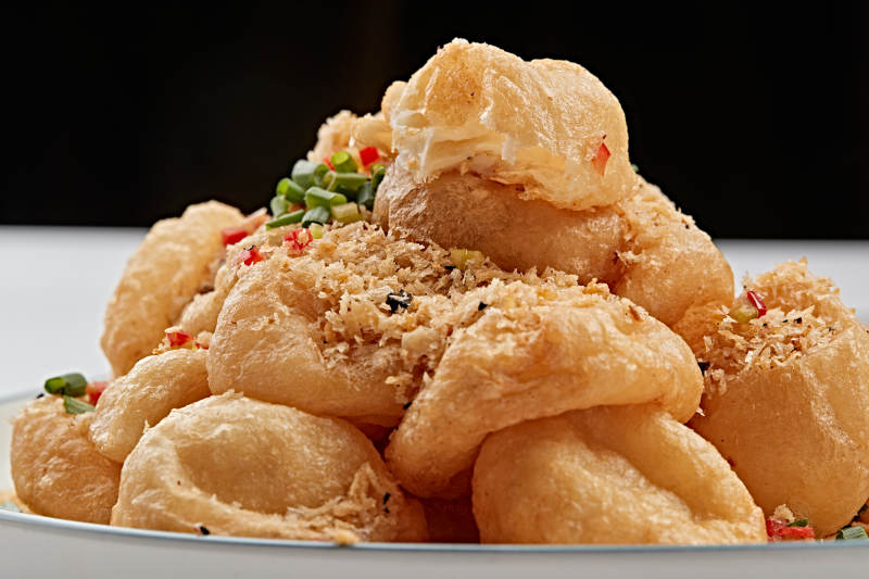 白色瓷盘装的油炸泡泡鱼