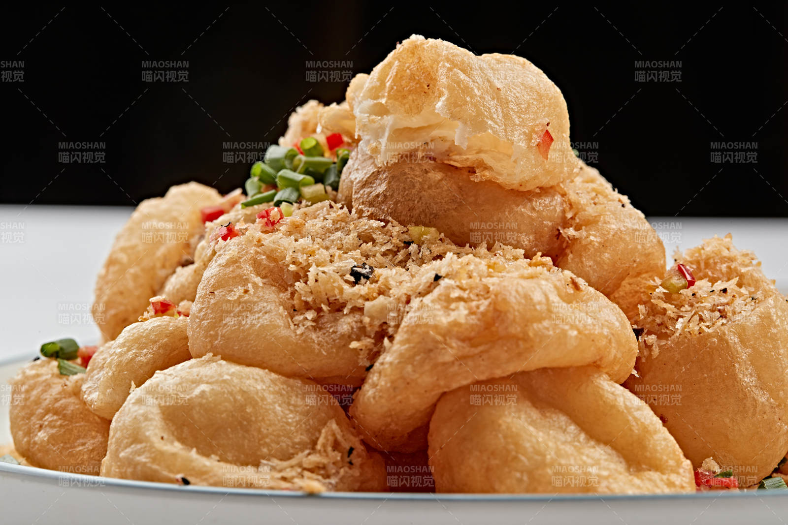 白色瓷盘装的油炸泡泡鱼