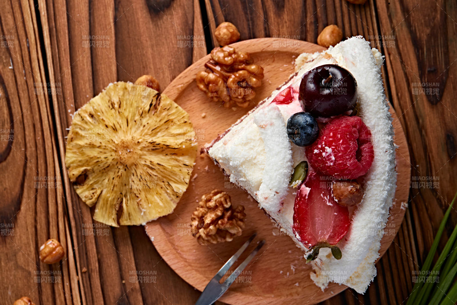 鲜水果椰蓉雪花生日蛋糕-摄影图