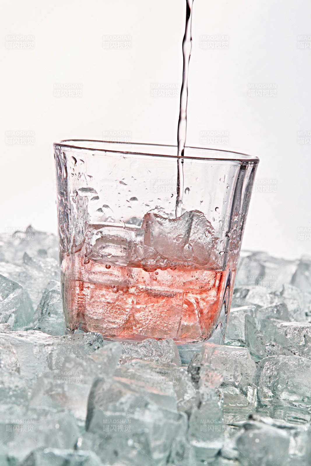 布满冰块的酒杯中的清凉桃子味预调酒