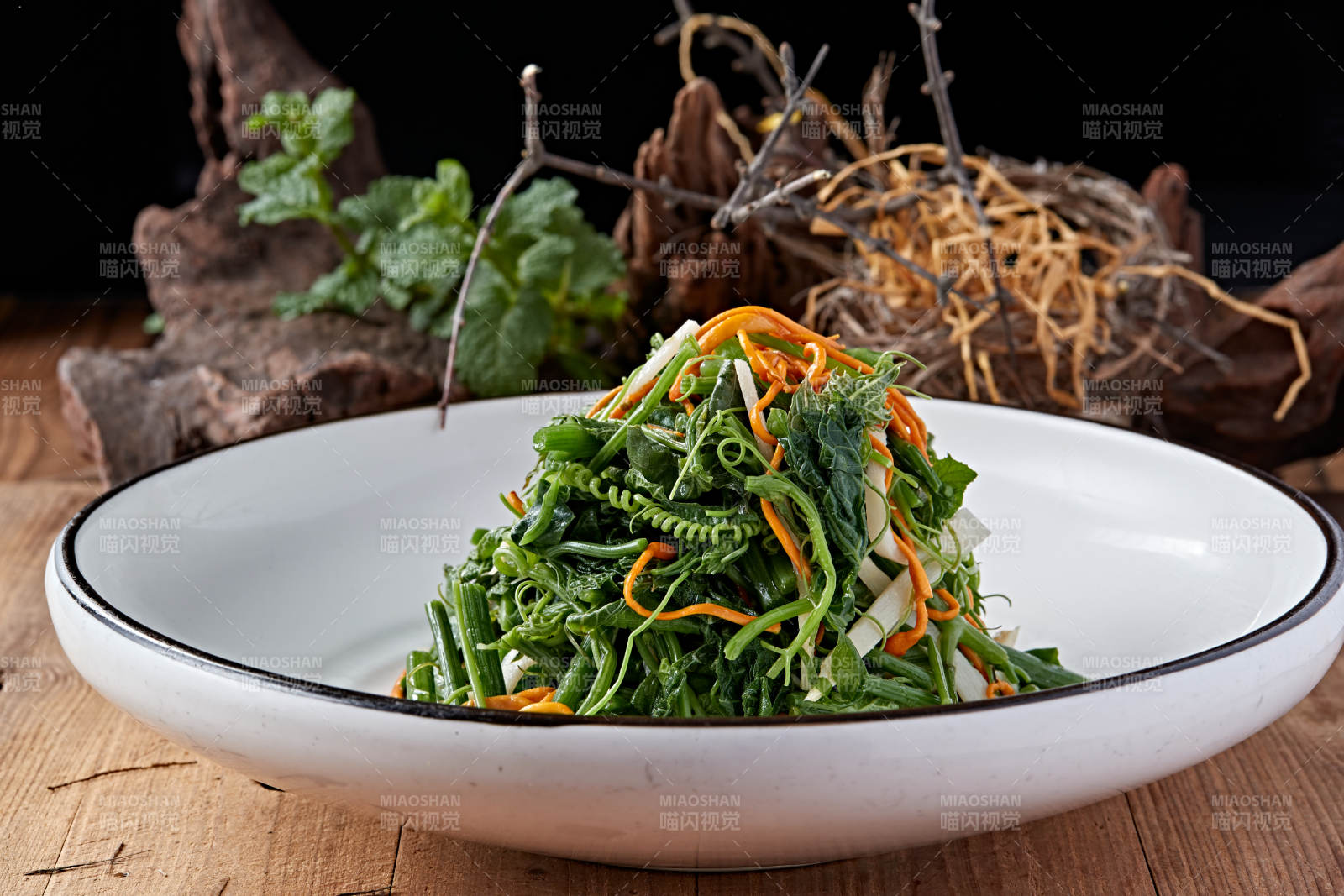 虫草花萝卜丝拌蕨菜-摄影图