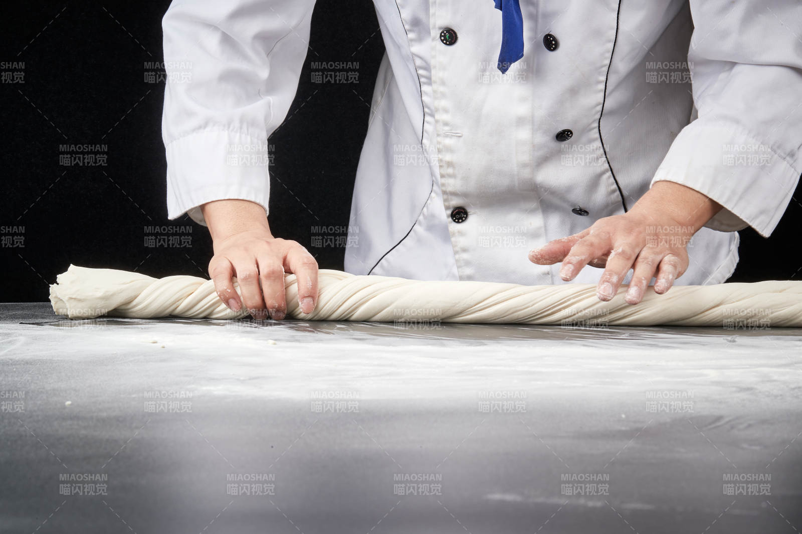 技艺精湛的拉面师在展示拉面制作-摄影图