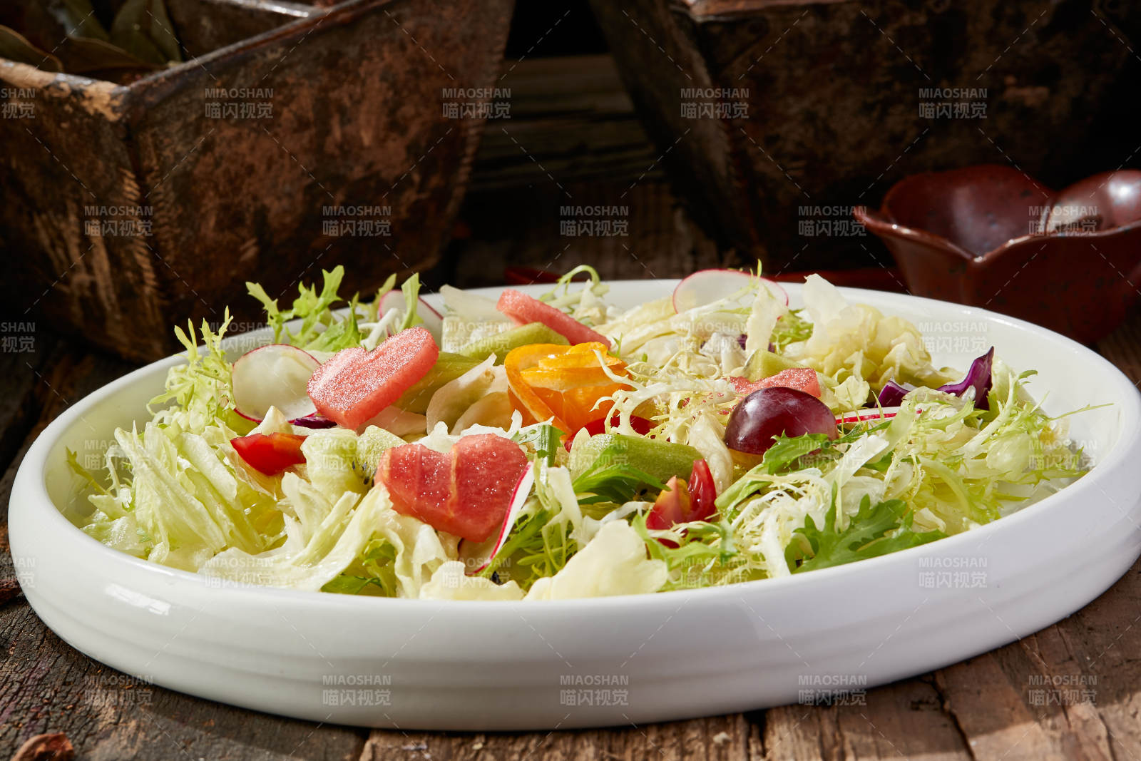 白色圓瓷盤裝的芙蓉富貴拌時蔬